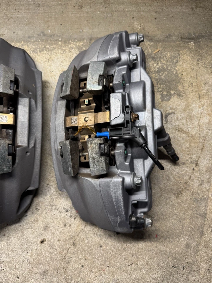 Juego de pinzas de freno delanteras izquierda + derecha Mercedes-Benz GLC300 2016-2022 FABRICANTE DE EQUIPOS ORIGINALES Foto 2 de 4