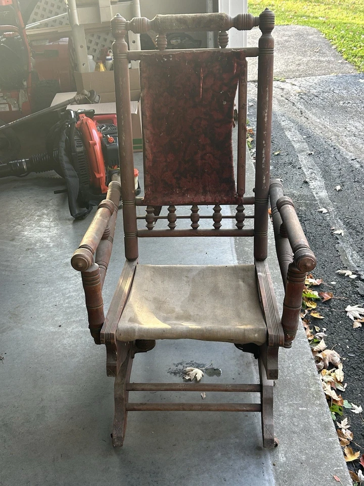 Антикварное кресло-качалка сделано около 1880 г. Ткань все еще имеет некоторые оригинальные ткани - Изображение 4 из 4