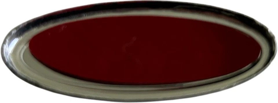 Insignia volante ford rojo sobre negro Foto 3 de 4