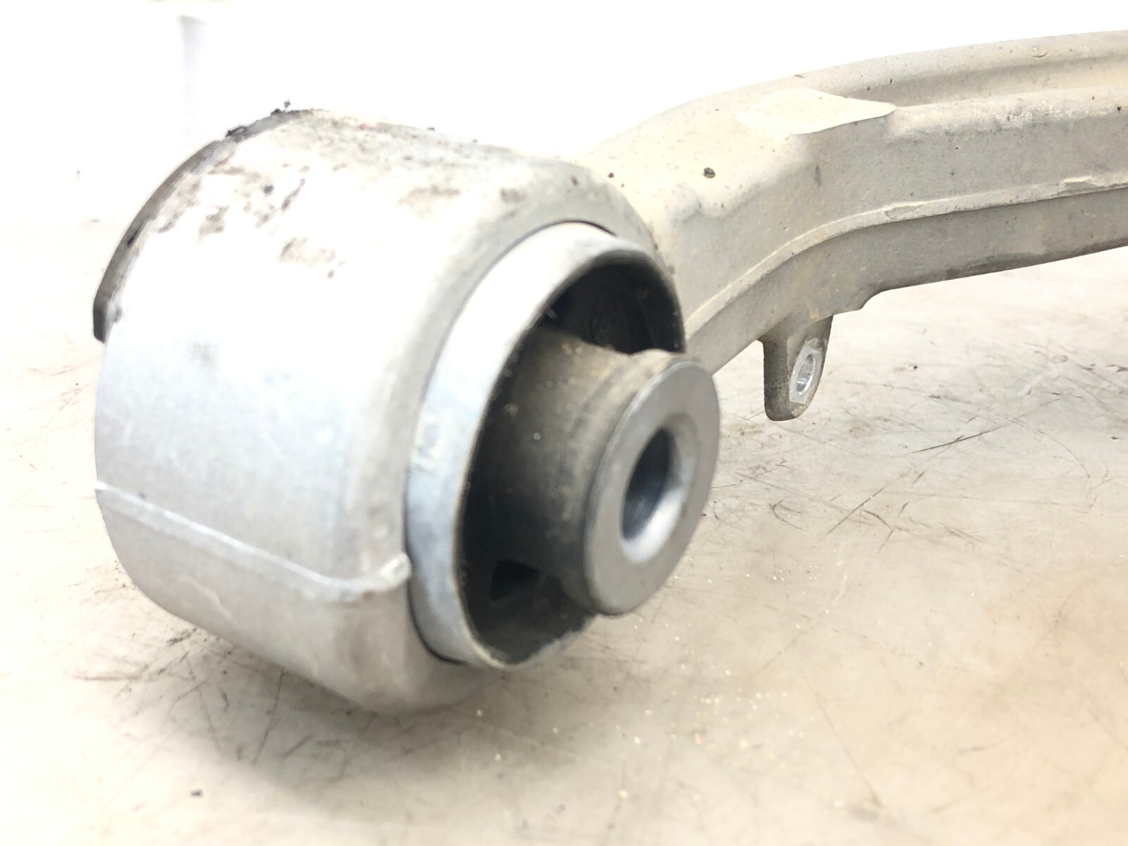 2017-2020 MASERATI LEVANTE AWD RIGHT PASSENGER FRONT UPPER CONTROL ARM OEM