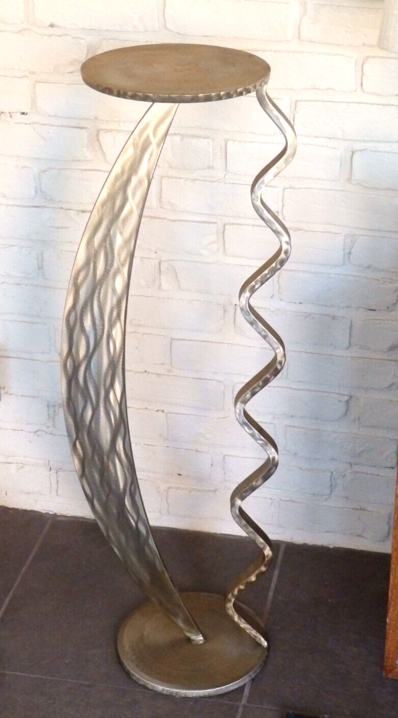 Stainless steel squiggle-form sculpture stand in Memphis postmodern style