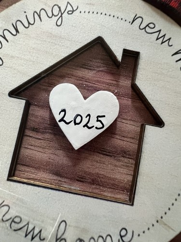 New Home Hanging Tree Ornament 2025 New Memories, New Beginnings Wooden 8.8cm - Picture 5 of 6