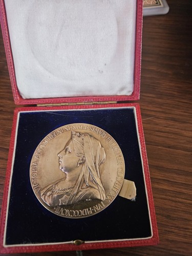 ENGLAND 1837 - 1897 QUEEN VICTORIA DIAMOND JUBILEE SILVER MEDAL