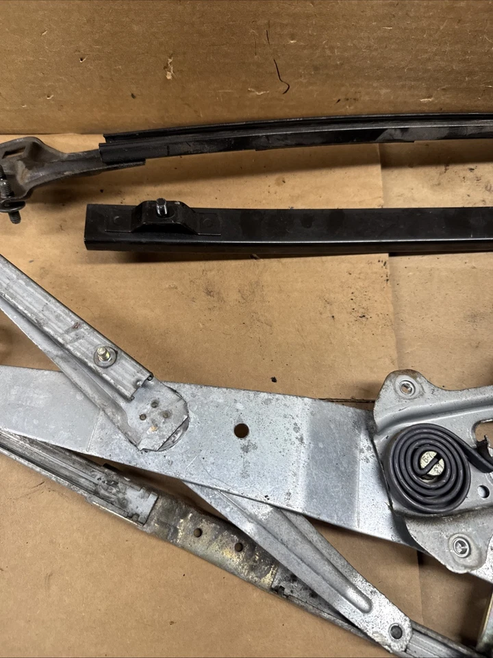 2004- 2007 Subaru Impreza WRX STI Front Window Regulator Motor Mount Left B156 - Image 4 of 4