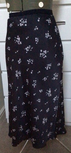 M&S Damen Marine Mix Ditsy Blumen Rock Größe 12, A-Linie, elastischer Bund, gefüttert