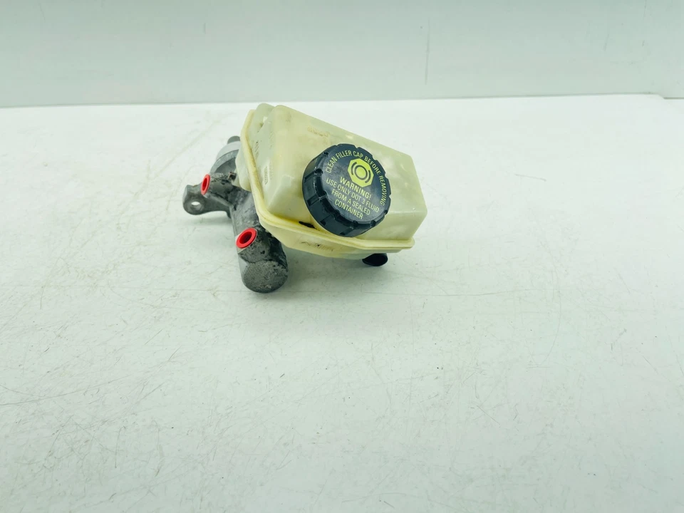 Главный цилиндр тормоза солнцестояния 2006–2009 Pontiac с резервуаром от оригинального производителя 32067277 - Изображение 4 из 4