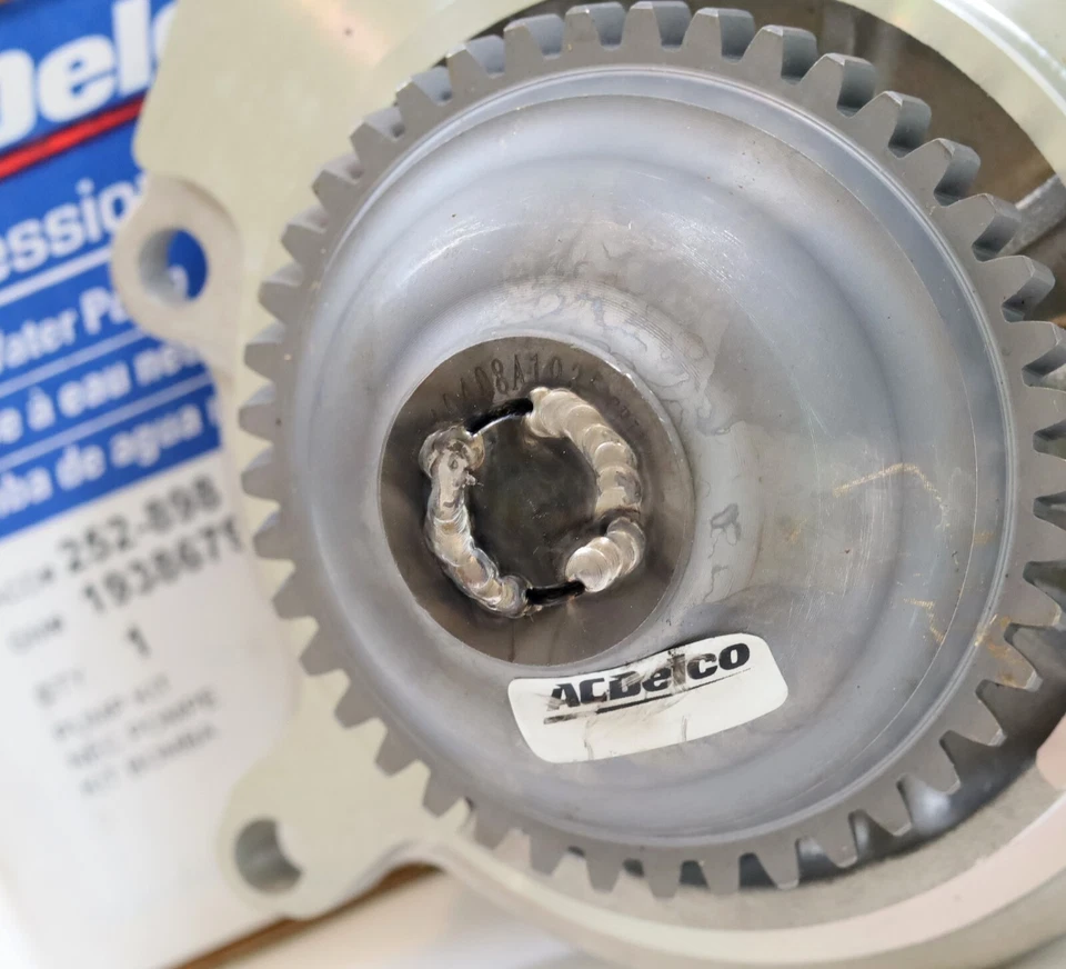 Bomba de agua soldada Duramax 2006-2016 LBZ LMM LML 6,6 L GM 10386797 ACDelco 252-898 Foto 3 de 4