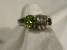 Women's 6mm Peridot ring Sz 7