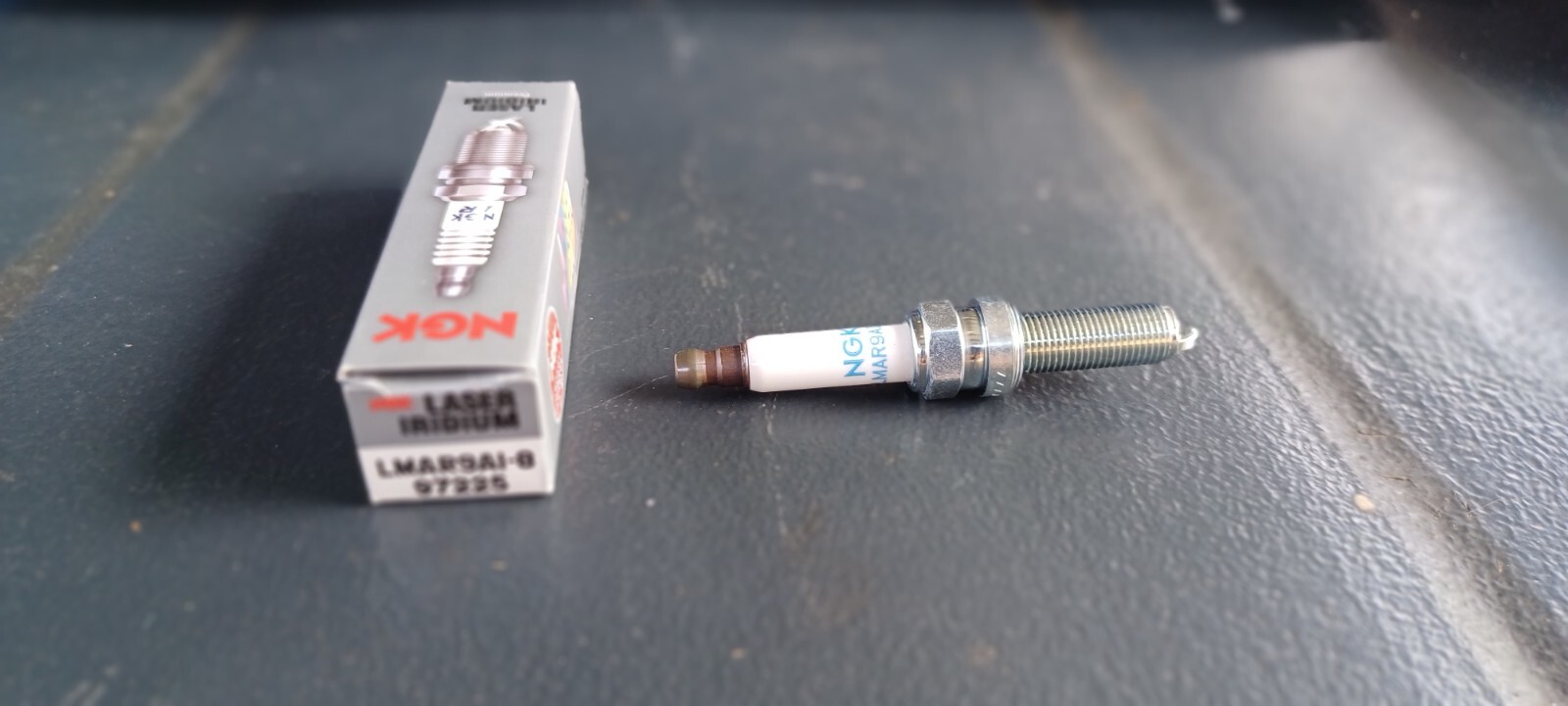 Bougie Iridium NGK LMAR9AI-8 pour moteur de moto haute performance
