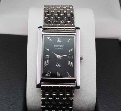 Vintage Seiko Slim Quartz Men's Wrist Watch Black Dial with Silver Bracelet.
