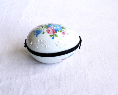 Vintage eiförmige aufklappbare Porzellan Schmuckschatulle mit bemalten Blumen