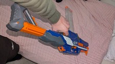 NERF ELITE RAPIDSTRIKE CS 18 vollautomatischer Blaster + Schild Darts Spielwaren
