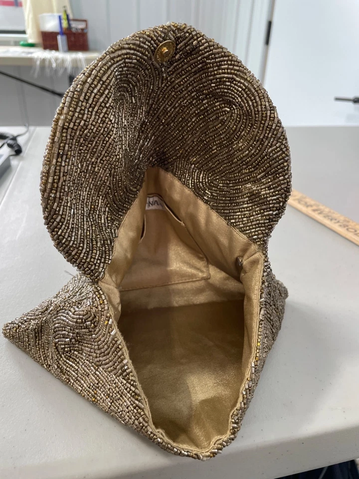 Bolso sin asas Moyna con cuentas tono dorado patrón de remolino dorado frente a presión forro satinado Foto 4 de 4