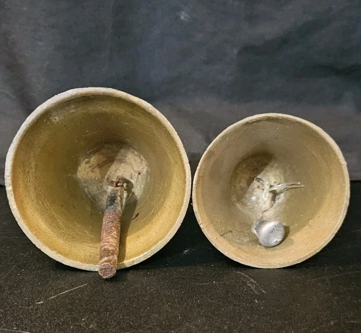 Antiguas campanas de templo de latón indio con flores grabadas o grabadas a mano y... Foto 3 de 4