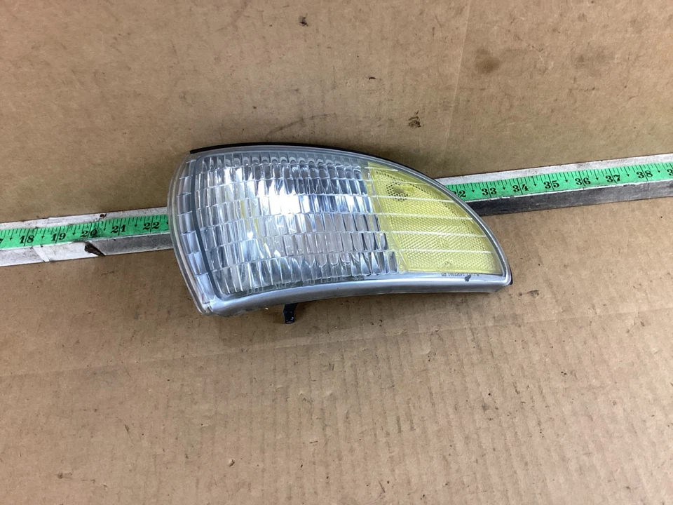 Chevrolet Caprice 1991-1996 luz intermitente delantera izquierda esquina/estacionamiento OEM Foto 2 de 4
