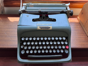 Olivetti Studio 44 Typewriter | eBay