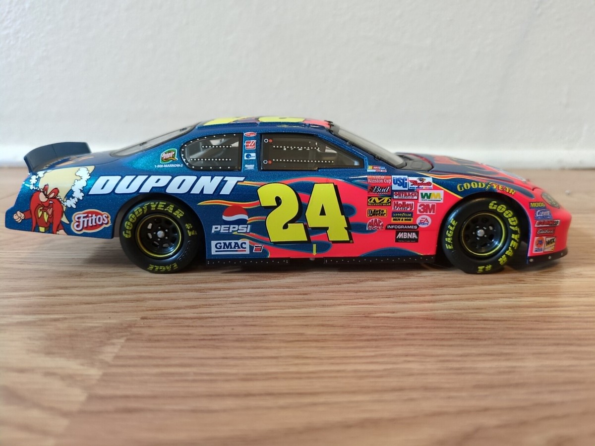 a35/ナスカー/ジェフ・ゴードン #24 フィギュア デュポン/レーシングカー Jeff Gordon 2003 Monte Carlo 1 24 Scale #24 Dupont Looney Tunes by