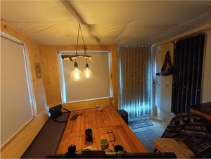 Caravan met houten aanbouw