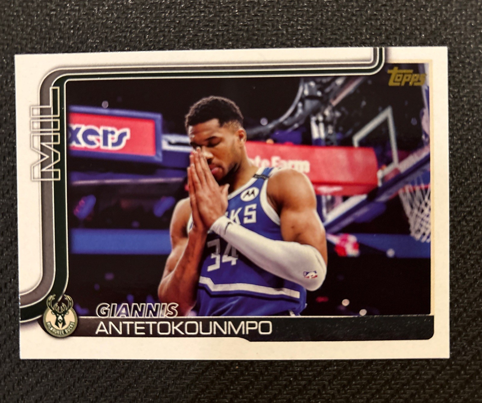 2025-26 Topps Basketball #54 Giannis Antetokounmpo Golden Mirror Variation SSP