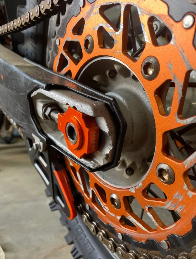 数控链条张紧器调节器适用于 Husaberg FE250 FE390 FE450 TE125 TE250 TE300 — 第 2/4 张图片