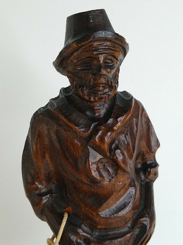 Vintage Handschnitzerei Holz Jäger Mann mit Seil Perlen 9,5" Statuette Handarbeit Holz - Bild 11 von 12