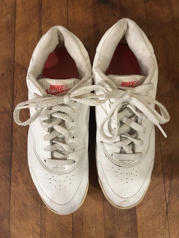 Zapato de tenis Nike 1991 vintage para mujer 7,5 cuero blanco detalles rosas Foto 4 de 4
