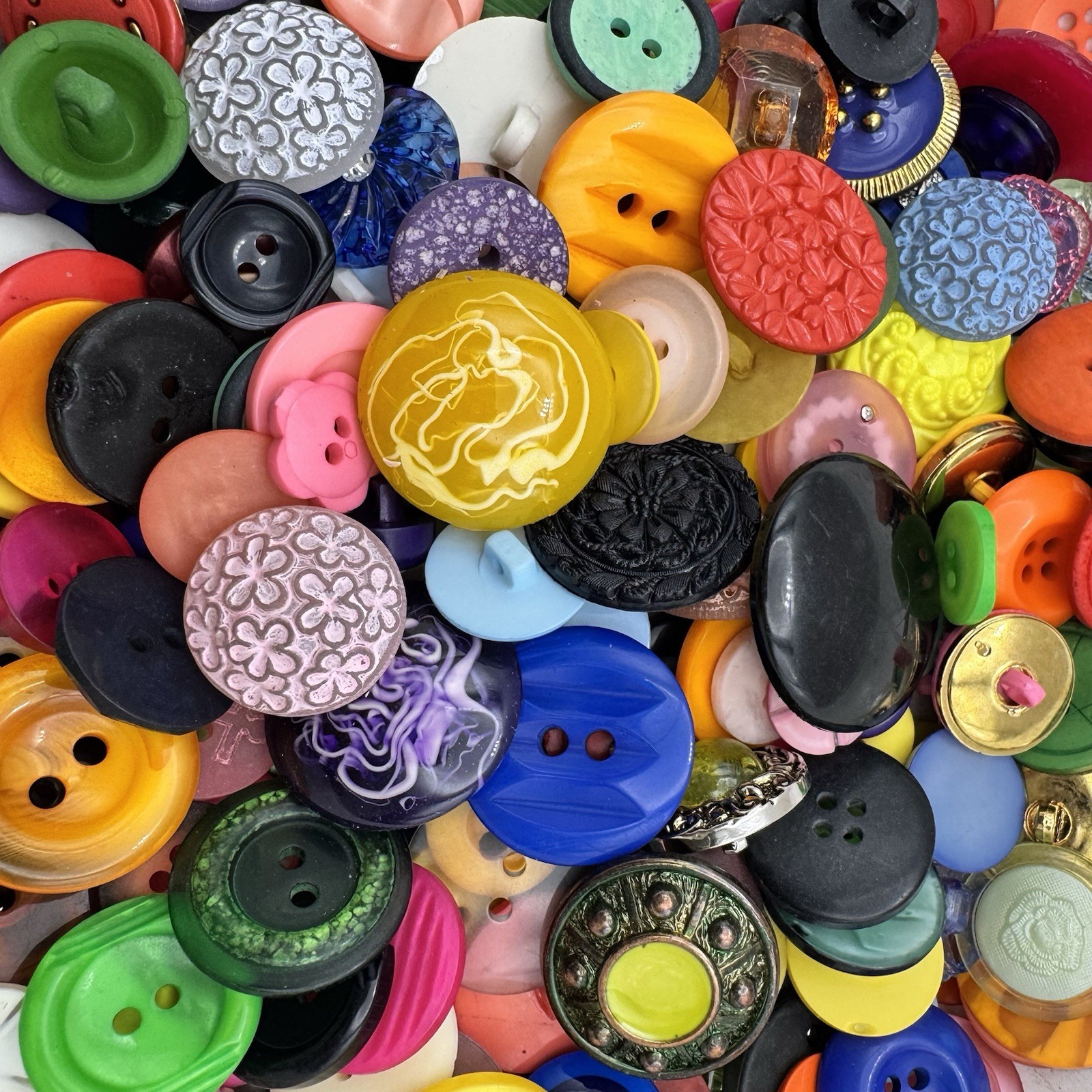 100 pcs Mixed Lot Of All Types & Sizes Of Fun Colorful Buttons