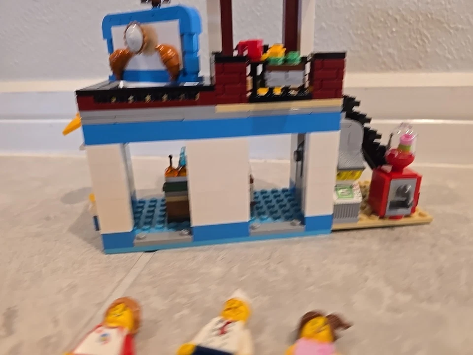 LEGO 31077 Creator 3 in 1 Building Set Modular Sweet Surprises Incomplete - Image 4 of 4