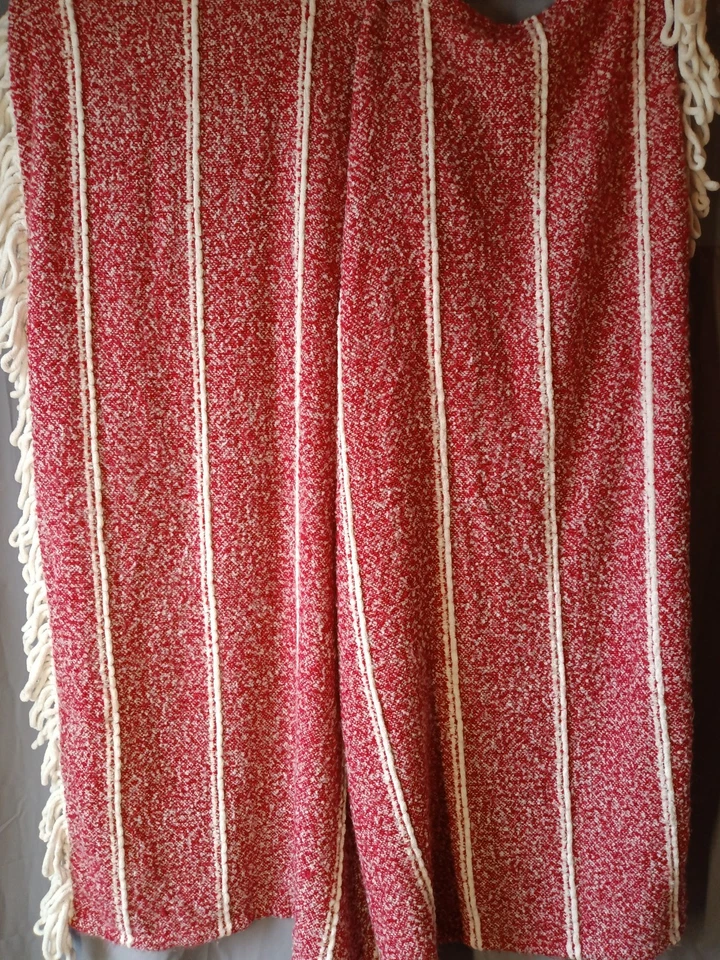 Manta Throw de Artelier Nicole Miller Rojo/Blanco Tiras y Flecos Suave 52" x 72" Foto 3 de 4