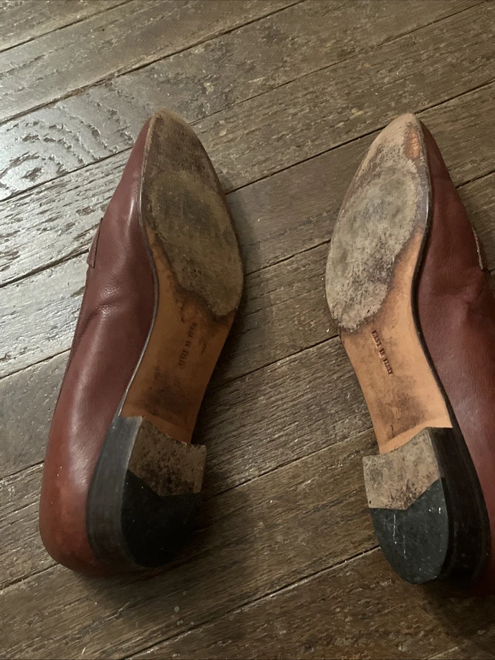 Zapatos para mujer Salvatore Ferragamo hechos en Italia fondo de madera Foto 2 de 4