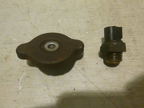 Suzuki GSXR 600 SRAD BJ 1997 Kühlerlüfterschalter & Kühlerdeckel gebraucht