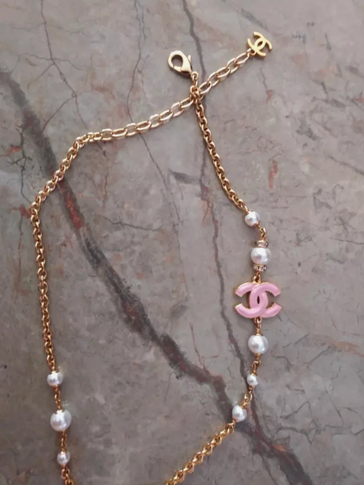 AUTÉNTICO COLLAR GARGANTILLA CHANEL L23K esmalte rosa tono dorado CC perlas Foto 4 de 4