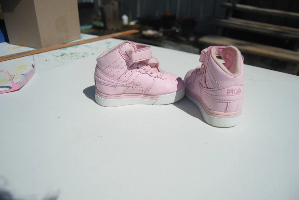 Zapatillas altas Fila rosa para niños pequeños talla 5 ligeramente usadas buen estado Foto 3 de 4