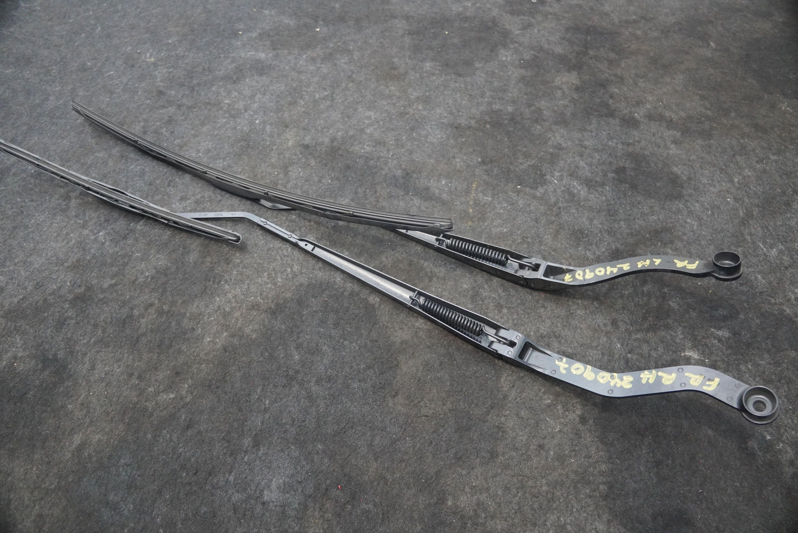 Set 2 Front Windshield Wiper Arm Blade 69771000 OEM Ferrari California T 2008-18