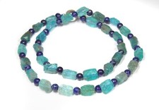 Halskette aus Apatit-Rohsteinen und Zwischenperlen aus Lapislazuli 