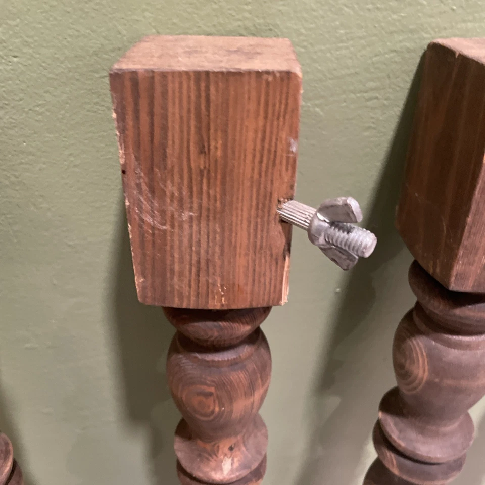 Balaustres de husillo de madera torneada vintage 30 x 2 1/2 pulgadas lote de 4 o patas de mesa Foto 3 de 4