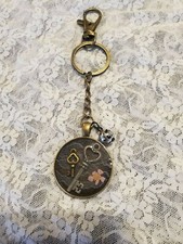 Keychain : Handmade dried flowers lace and key circle keychain with bead charm