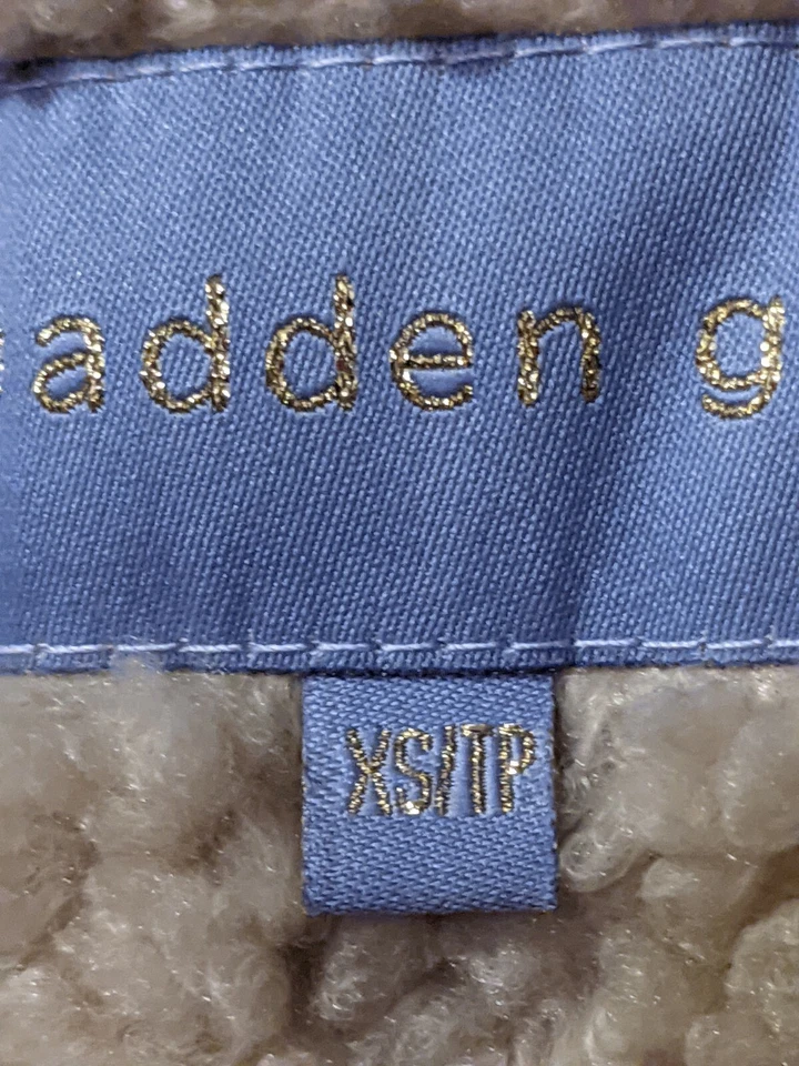 Chaqueta para mujer Madden Girl abrigo de piel sintética con hebilla cuello talla XS Foto 3 de 4