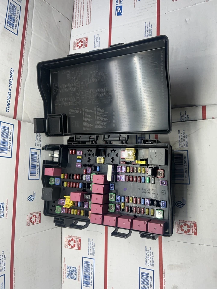 Dodge Ram 3500 2022 6,7 L diésel inteligente integrado caja de bloque de fusibles OEM Foto 4 de 4