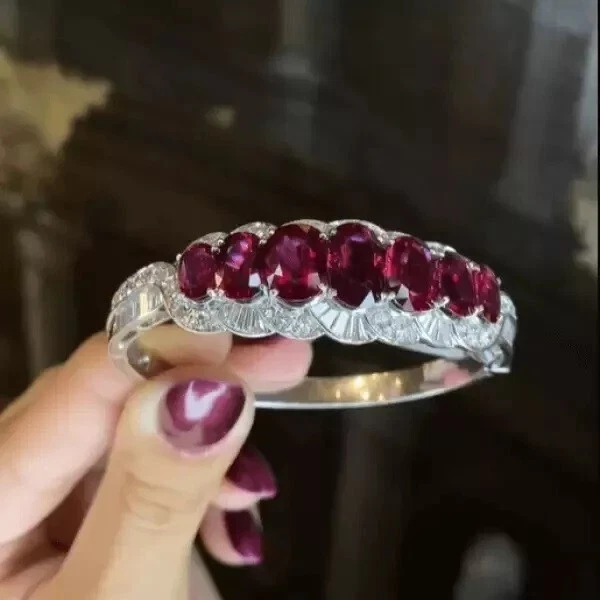 Brazalete enchapado en oro blanco de 14 quilates de rubí y diamantes creados en laboratorio de corte ovalado de 25 quilates Foto 4 de 4
