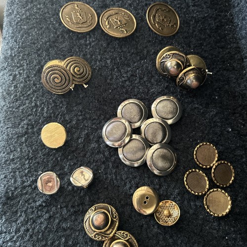 Vintage 98% Metal Buttons Lot 220 p Various Sizes Shapes Types Used In A Tin Can - Picture 2 of 5