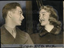 1942 Press Photo Author Marion Hargrove Jr. & fiancee Allison Pfeiffer in NY