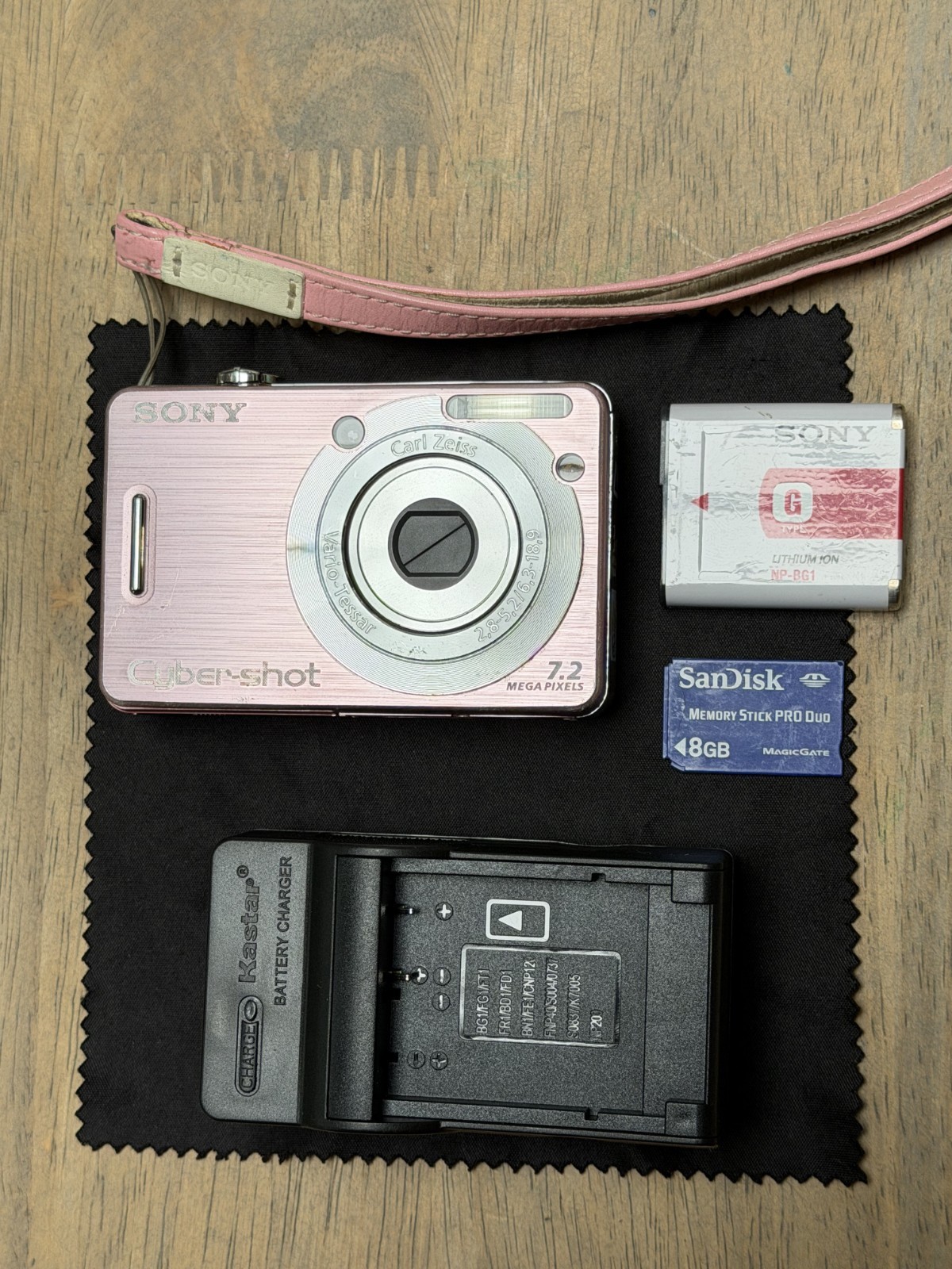 Sony Cybershot DSC-W55 7.2MP Digital Camera 3x Zoom Pink TESTED CCD Sensor NICE!
