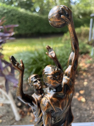 Escultura de resina de dos jugadores de baloncesto montada en base. Ver fotos reparación. - Imagen 5 de 16