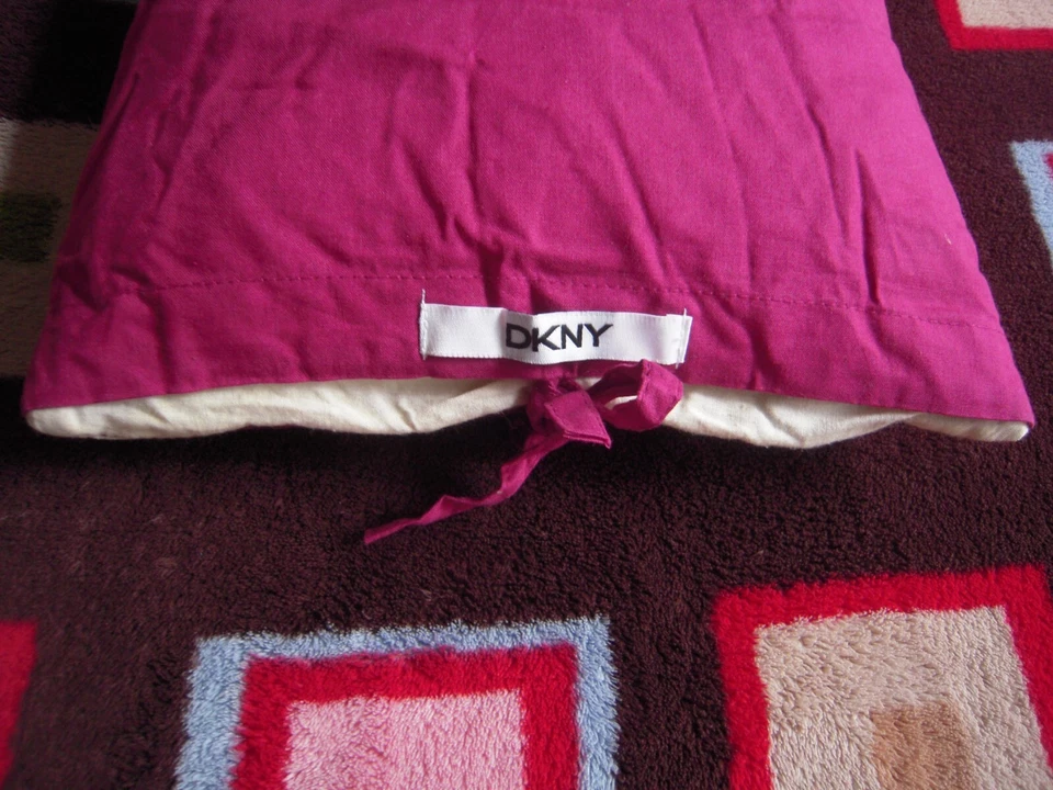 DKNY FRAMBUESA MEZCLA SEDA CON PATRÓN FLORAL ALMOHADA LUMBAR DECORATIVA 22"X10"X5" Foto 4 de 4