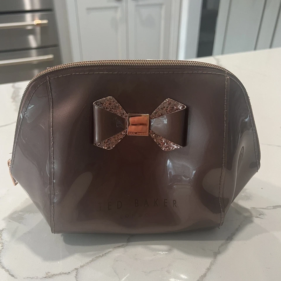 Estuche de maquillaje Ted Baker con lazo y detalles en oro rosa Foto 2 de 4