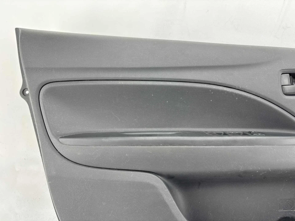 Panel de cubierta de moldura de puerta delantera izquierda Mitsubishi Mirage G4 2017-2024 OEM Foto 2 de 4