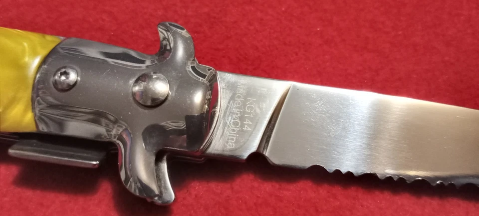 Cuchillo Plegable Kriegar Modelo KG144 Colección Padrino Mango Perla Hoja 4" Foto 2 de 4