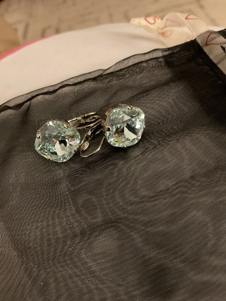 Pendientes Sabika tono plata piedras verdes menta Foto 2 de 4