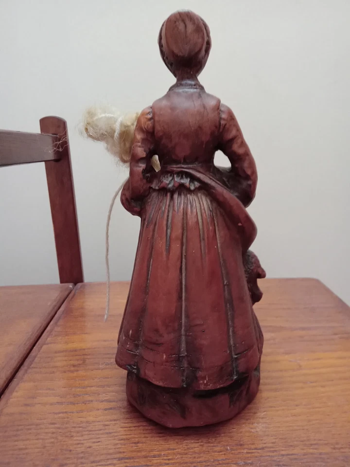 ANCIENNE STATUETTE EN RÉSINE BERGÈRE À LA QUENOUILLE - Photo 3/4